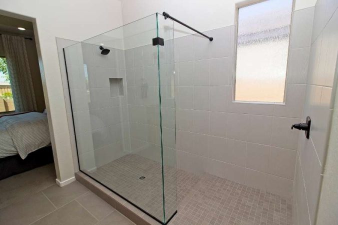 Une douche à l'italienne moderne avec une paroi en verre pour déboucher une douche italienne.